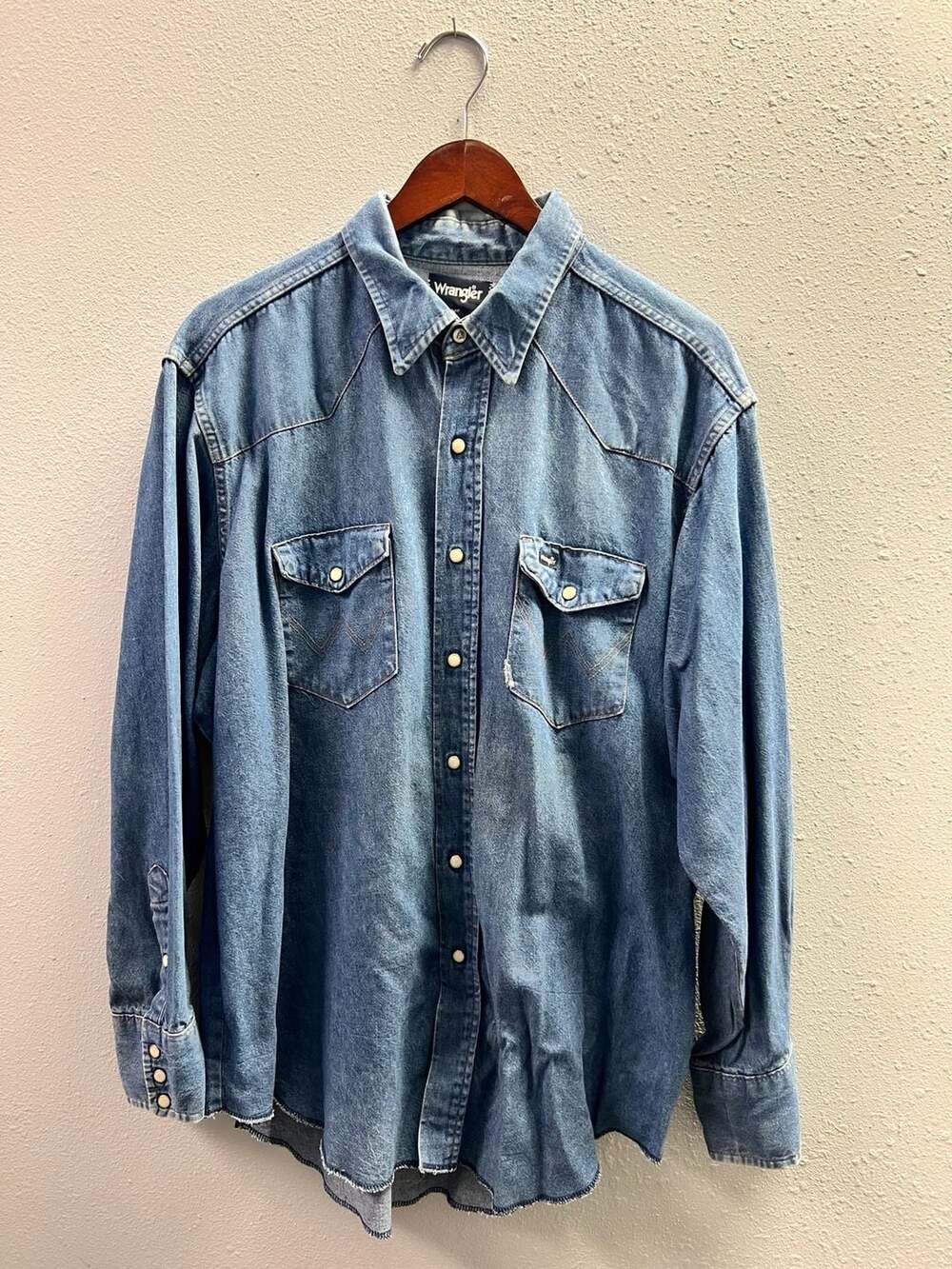 Vintage Wrangler Denim Western Pearl Snap Shirt XL Long Tails Blue Jean 0118
